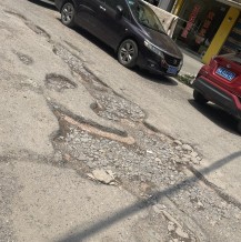 汉川市仙女大道至金地名居临街门面道路破损严重， 该